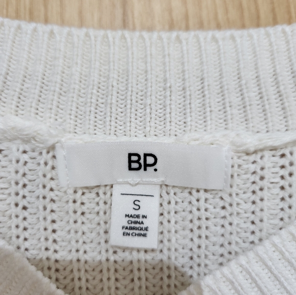 NWT Small White Sweater with scalloped edge - Picture 4 of 6